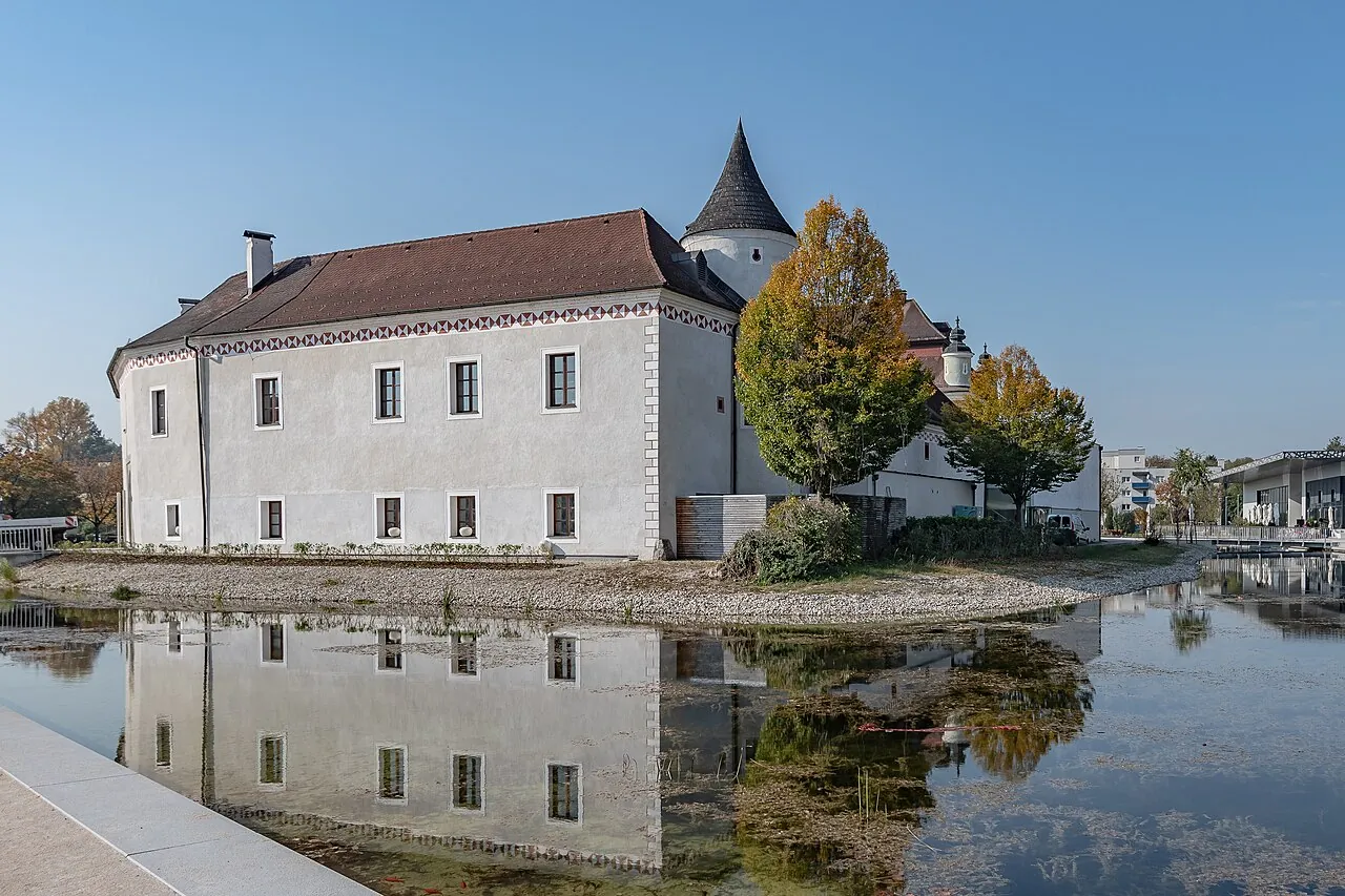 Traun Castle and its moat